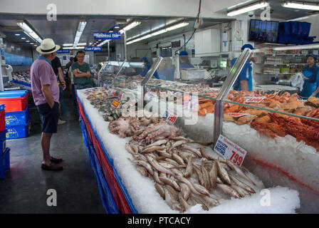 Innerhalb der Sydney Fish Market mit gut beleuchteten Ständen und Zähler in verschiedenen Fisch, Austern und Meeresfrüchte. Stockfoto