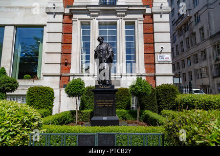 Statue von Michael Faraday außerhalb des Institute of Engineering and Technology London UK Stockfoto