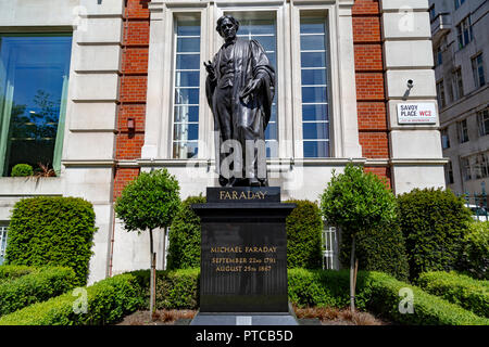 Statue von Michael Faraday außerhalb des Institute of Engineering and Technology London UK Stockfoto