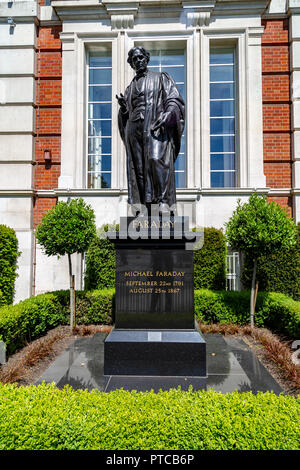 Statue von Michael Faraday außerhalb des Institute of Engineering and Technology London UK Stockfoto