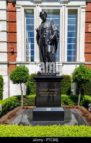 Statue von Michael Faraday außerhalb des Institute of Engineering and Technology London UK Stockfoto