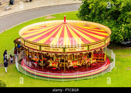 Luftbild von Oben nach Unten Blick auf Merry go round in York Castle Museum Blick von Clifford's Tower Stockfoto