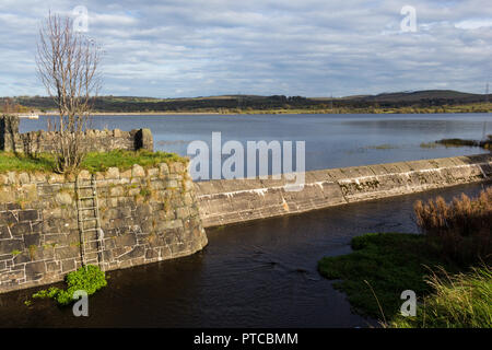 Wasserbehälter mit Überlauf für die Entwässerung. Stoneyford Reservoir, County Antrim, Nordirland. Stockfoto