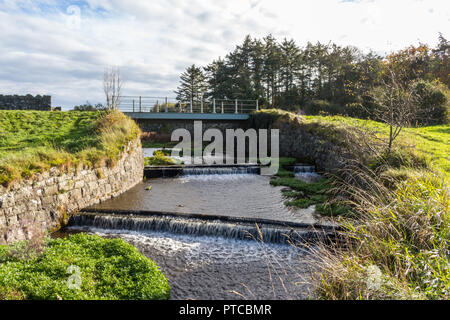 Wasser Kaskadierung der Abfluss aus dem Überlauf an Stoneyford Reservoir, County Antrim, Nordirland. Stockfoto