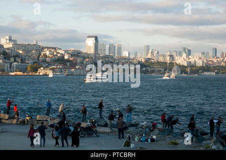 Türkische Männer der Sportfischerei entlang des Bosporus in Istanbul, Türkei Stockfoto