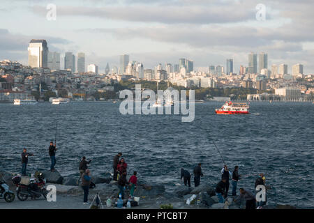 Türkische Männer der Sportfischerei entlang des Bosporus in Istanbul, Türkei Stockfoto