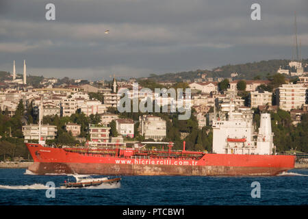 Frachtschiff reisen durch den Bosporus in Istanbul, Türkei Stockfoto