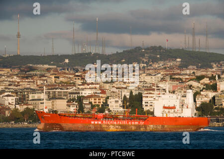 Frachtschiff reisen durch den Bosporus in Istanbul, Türkei Stockfoto