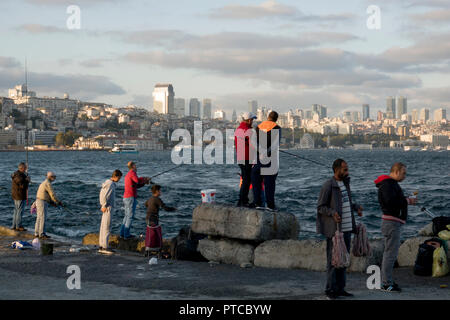 Türkische Männer der Sportfischerei entlang des Bosporus in Istanbul, Türkei Stockfoto