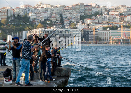 Türkische Männer der Sportfischerei entlang des Bosporus in Istanbul, Türkei Stockfoto