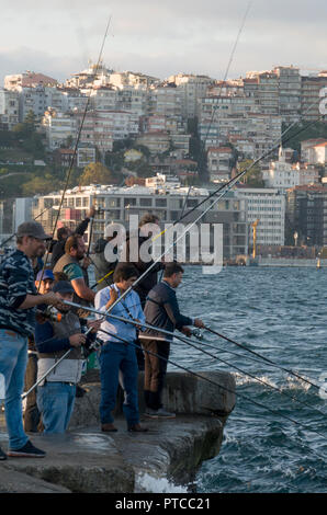 Türkische Männer der Sportfischerei entlang des Bosporus in Istanbul, Türkei Stockfoto
