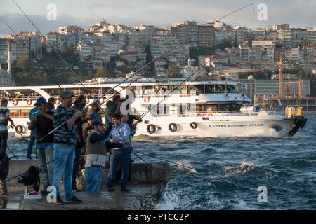 Türkische Männer der Sportfischerei entlang des Bosporus in Istanbul, Türkei Stockfoto