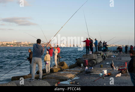 Türkische Männer der Sportfischerei entlang des Bosporus in Istanbul, Türkei Stockfoto