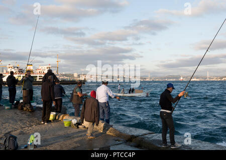 Türkische Männer der Sportfischerei entlang des Bosporus in Istanbul, Türkei Stockfoto