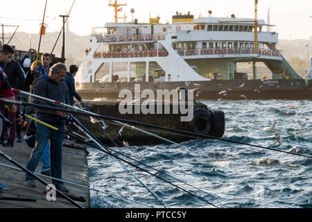 Türkische Männer der Sportfischerei entlang des Bosporus in Istanbul, Türkei Stockfoto