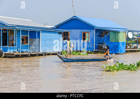 Siem Reap, Kambodscha - 11. April 2018: Einer der Schwimmenden Dörfer um Siem Reap auf dem Tonle Sap See bedeckt mit invasiven Wasserhyazinthe mit i Stockfoto