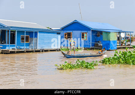 Siem Reap, Kambodscha - 11. April 2018: Einer der Schwimmenden Dörfer um Siem Reap auf dem Tonle Sap See bedeckt mit invasiven Wasserhyazinthe mit i Stockfoto