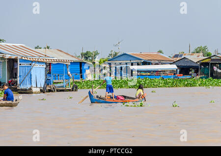 Siem Reap, Kambodscha - 11. April 2018: Einer der Schwimmenden Dörfer um Siem Reap auf dem Tonle Sap See mit invasiver Wasserhyazinthe abgedeckt Stockfoto