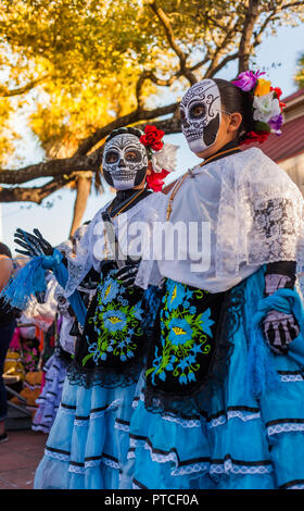 Gruppe der unkenntlich Frauen in traditionellen Zucker Schädel Masken und Kostüme für Dia de los Muertos Feier Stockfoto