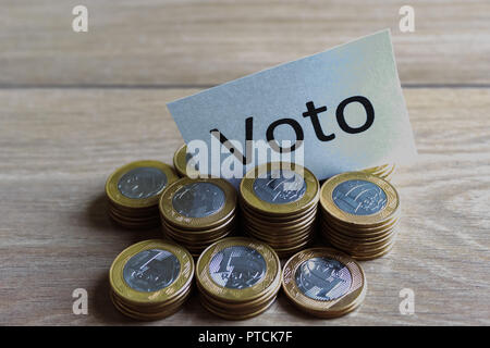 "Voto" (portugiesisch: Abstimmung), politische Korruption in Brasilien und den Kauf von Stimmen bei Wahlen. In einem Konzept Bild. Stockfoto