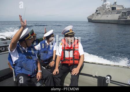 SOUTH CHINA SEA (10 Juli 2017) Mitglieder der Marine Wave goodbye der Vietnam Menschen zu dem Littoral Combat Ship USS Coronado (LCS 4) Nach einem Austausch während der Naval Engagement Aktivität (NEA) Vietnam 2017. Das Engagement bietet eine Gelegenheit für Segler aus der U.S. Navy und des vietnamesischen Volkes Marine zu interagieren und Wissen teilen die gegenseitige Leistungsfähigkeit verbessern und feste Partnerschaften zu stärken. Stockfoto