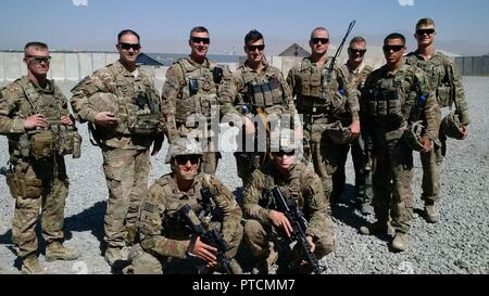 Berater, die von der militärischen Berater Team, Troopers, von der 6. Staffel, 1st Cavalry Regiment; und Auftragnehmern aus der Task Force Südosteuropa eine Gruppe Bild 10. Juli vor dem Ausgehen am Zug, beraten und unterstützen die Mission auf die 203Rd Donner Corps. Der Zweck des Zuges, beraten und unterstützen die Mission ist zu aktivieren und für die Verteidigung der afghanischen nationalen Sicherheitskräfte mit Systemen und Prozessen, die Sie in die Zukunft zu ermöglichen. Stockfoto