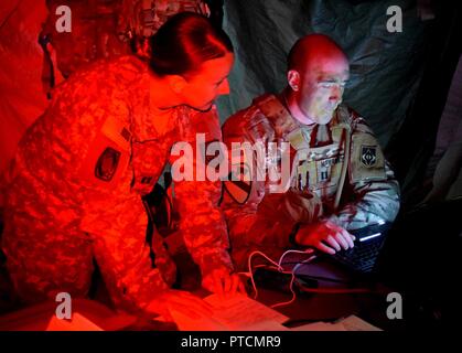 Captain Kathryn Moore, air defence Koordinierung Offizier für die 648Th Manöver Verbesserung Brigade arbeitet mit Kapitän Patrick Mahaney, MEB Integration Officer während der Übung Sabre Guardian 17 in Valcea, Rumänien. Stockfoto