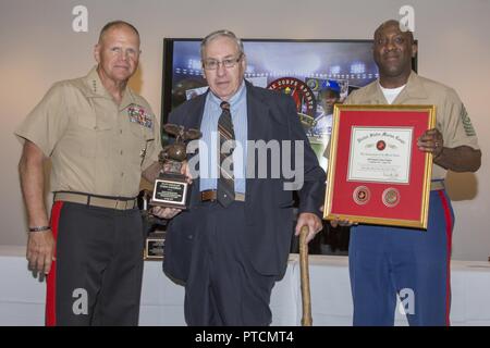 Von links, Kommandant der Marine Corps Gen. Robert B. Neller, Tom Dooley, Neffe von Tommy Loughran, und Sergeant Major des Marine Corps Sgt. Maj. Ronald L. Grün, für ein Foto während der US Marine Corps Sports Hall of Fame Induktion Zeremonie pose am nationalen Museum der Marine Corps, Dreieck, Virginia, 12. Juli 2017. Loughran ist der 12 Licht Meister im Schwergewicht im Boxen Geschichte und in der US Marine Corps diente von 1942 bis 1944. Stockfoto