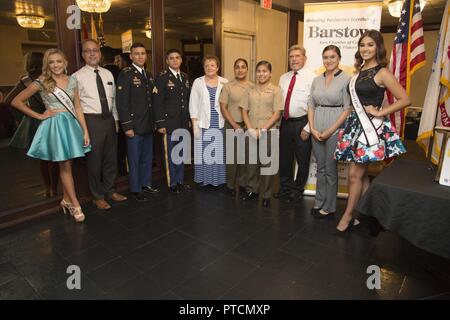 Jugendlich Miss Barstow Keirstyn Brogan; Barstow Stadtrat Tim Silva, zwei Soldaten aus Fort Irwin; Sandy Baca, Außendienstmitarbeiter für Kalifornien Abgeordnet Jay Obernolte; Cpl. Cristina Zamora, Pvt. Jessica A. Hernandez, Wally Linn, Außendienstmitarbeiter, US-Kongress Vertreter Paul Cook; Isis Fuentes, Außendienstmitarbeiter für San Bernardino County Supervisor James Ramos; und Miss Barstow Jessie McKinnon; Sammeln Zamora als noncommissioned Officer und Hernandez als Marine des Quartals, sowohl vom Marine Corps Logistikstandort Barstow, Kalifornien, während der vierteljährlichen Militärischen zu erkennen Stockfoto