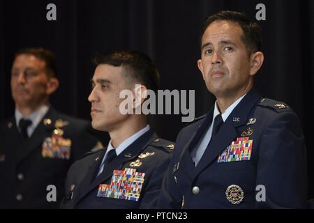 Oberst Curtis Madeley schaut in die Masse während des 707Th Intelligence, Surveillance, Reconnaissance Gruppe ändern des Befehls Zeremonie am 12. Juli 2017 Fort George G. Meade, Md. Col. Ricky Mühlen Befehl verzichtet der 707th ISRG zu madeley als die Zeremonie unter Vorsitz wurde von Oberst Matteo Martemucci, 70th Intelligence, Surveillance, Reconnaissance Wing Commander. Stockfoto