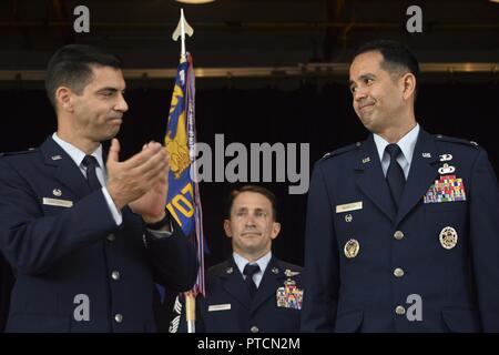 Kol. Matteo Martemucci, 70th Intelligence, Surveillance, Reconnaissance Wing Commander, gratuliert dem neuen Kommandanten der 707th Intelligence, Surveillance, Reconnaissance Group, Oberst Curtis Madeley Während der änderung des Befehls Zeremonie am 12. Juli 2017 Fort George G. Meade, Md. Col. Ricky Mühlen Befehl verzichtet der 707th ISRG zu madeley als die Zeremonie geleitet wurde durch Martemucci. Stockfoto