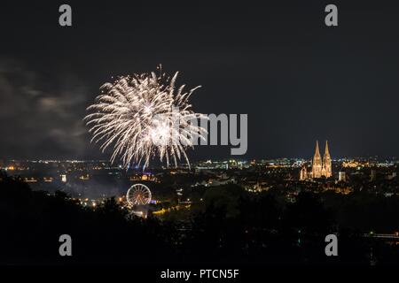 Feuerwerk der Herbstdult mit Riesenrad und Kathedrale in Regensburg, Deutschland Stockfoto
