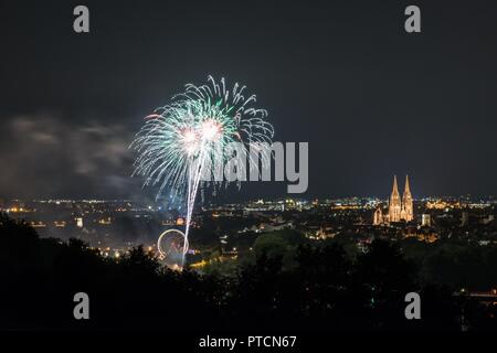 Feuerwerk der Herbstdult mit Riesenrad und Kathedrale in Regensburg, Deutschland Stockfoto