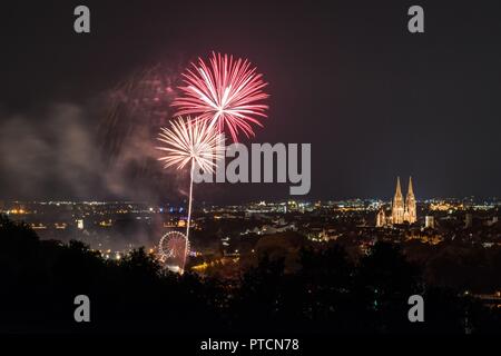 Feuerwerk der Herbstdult mit Riesenrad und Kathedrale in Regensburg, Deutschland Stockfoto