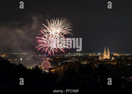Feuerwerk der Herbstdult mit Riesenrad und Kathedrale in Regensburg, Deutschland Stockfoto