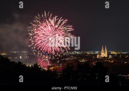 Feuerwerk der Herbstdult mit Riesenrad und Kathedrale in Regensburg, Deutschland Stockfoto
