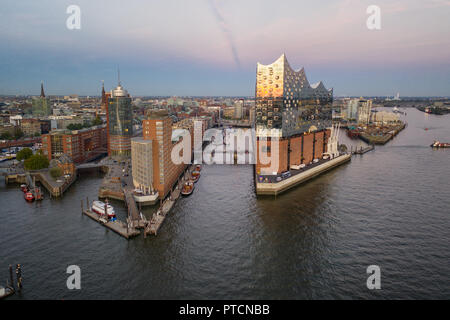Blick von der Elbe zu Philharmonie in der Hafencity - Bezirk Stockfoto