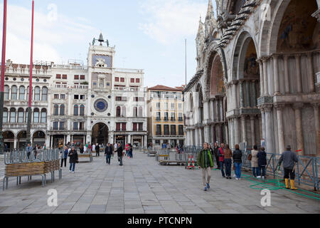 Markusplatz am frühen Morgen, bevor die Leute kommen und Masse der Piazza San Marco, oft in Englisch als St Mark's Square bekannt ist, ist der Auftraggeber p Stockfoto