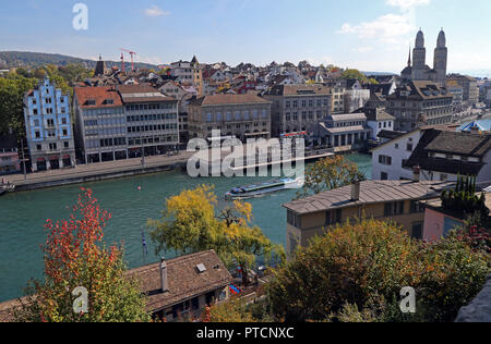 Ein Blick auf Zürich, Schweiz im Herbst von der Oberseite der Lindenhof Hill. Stockfoto