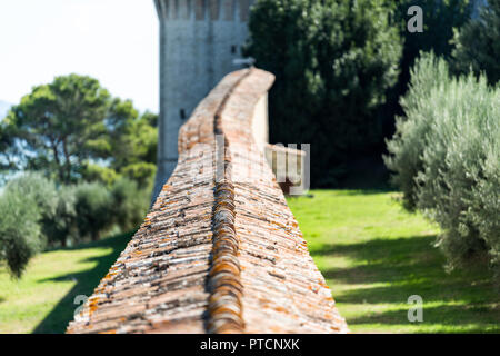 Castiglione del Lago mittelalterliche Festung closeup von fort Tunnelwand in Umbrien, Italien, Rocca mit Medievale o Rocca del Leone Tower, Olivenbäumen in Sunn Stockfoto