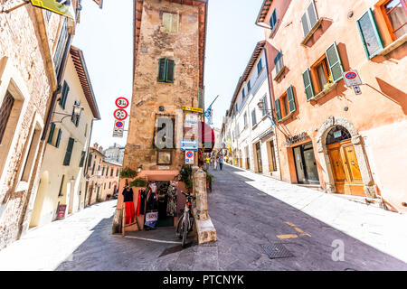 Montepulciano, Italien - 28 August, 2018: Straße in kleinen mittelalterlichen Stadt Dorf in der Provinz Siena, Toskana mit Geschäften, steilen Hügel Alle Stockfoto