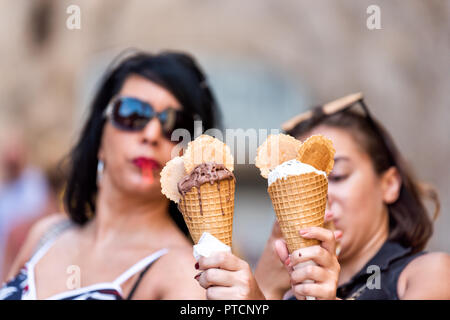 Siena, Italien - 27. August 2018: Zwei Frauen, Foto, Foto, fotografieren Eis gelato Kegel auf italienische Straße in der mittelalterlichen Altstadt Stockfoto