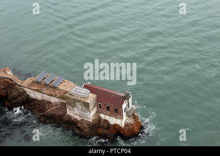 Eine verlassene, heruntergekommenen Gebäude mit neuen Solaranlage auf dem Dach installiert, kontrastierenden Vergleich zwischen altem und Neuen, in Horseshoe Bay, Sausalito, Kalifornien, USA Stockfoto
