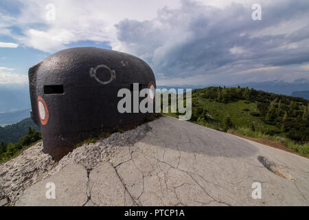 Bunker mit Überblick über die nahe gelegenen Hügel Stockfoto