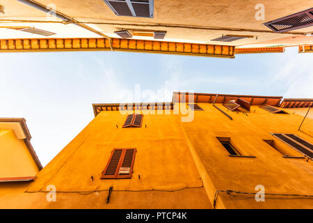 Chiusi, Italien Straße in kleinen mittelalterlichen Stadt Dorf in Umbrien in der Nähe der Toskana bis suchen, Low Angle View während der sonnigen Sommertag, niemand, orange Stockfoto