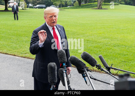 US-Präsident Donald Trump gestoppt mit der Presse zu sprechen, wie er das Weiße Haus in Washington, DC Blätter über Marine One auf der South Lawn. Stockfoto