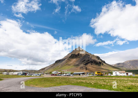 Hellnar, Island - 18. Juni 2018: Landschaft Trail wandern in der Rocky Mountain National Park Snaefellsnes Halbinsel, mit Parkplatz und Menschen o Stockfoto