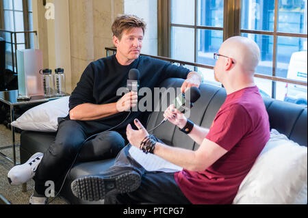 2018 Toronto Film Festival 'Haus des Hosts Aurora' ein Interview mit dem Regisseur Thomas Vinterberg für seinen Film "Kursk" Mit: Thomas Vinterberg, Steve Weintraub Wo: Toronto, Kanada, wenn: 7. Sep. 2018 Credit: Lu Chau/WENN.com Stockfoto