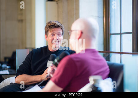 2018 Toronto Film Festival 'Haus des Hosts Aurora' ein Interview mit dem Regisseur Thomas Vinterberg für seinen Film "Kursk" Mit: Thomas Vinterberg, Steve Weintraub Wo: Toronto, Kanada, wenn: 7. Sep. 2018 Credit: Lu Chau/WENN.com Stockfoto