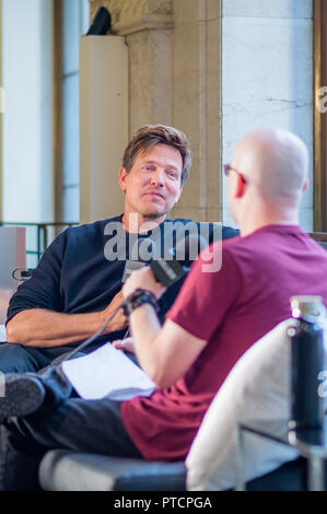 2018 Toronto Film Festival 'Haus des Hosts Aurora' ein Interview mit dem Regisseur Thomas Vinterberg für seinen Film "Kursk" Mit: Thomas Vinterberg, Steve Weintraub Wo: Toronto, Kanada, wenn: 7. Sep. 2018 Credit: Lu Chau/WENN.com Stockfoto